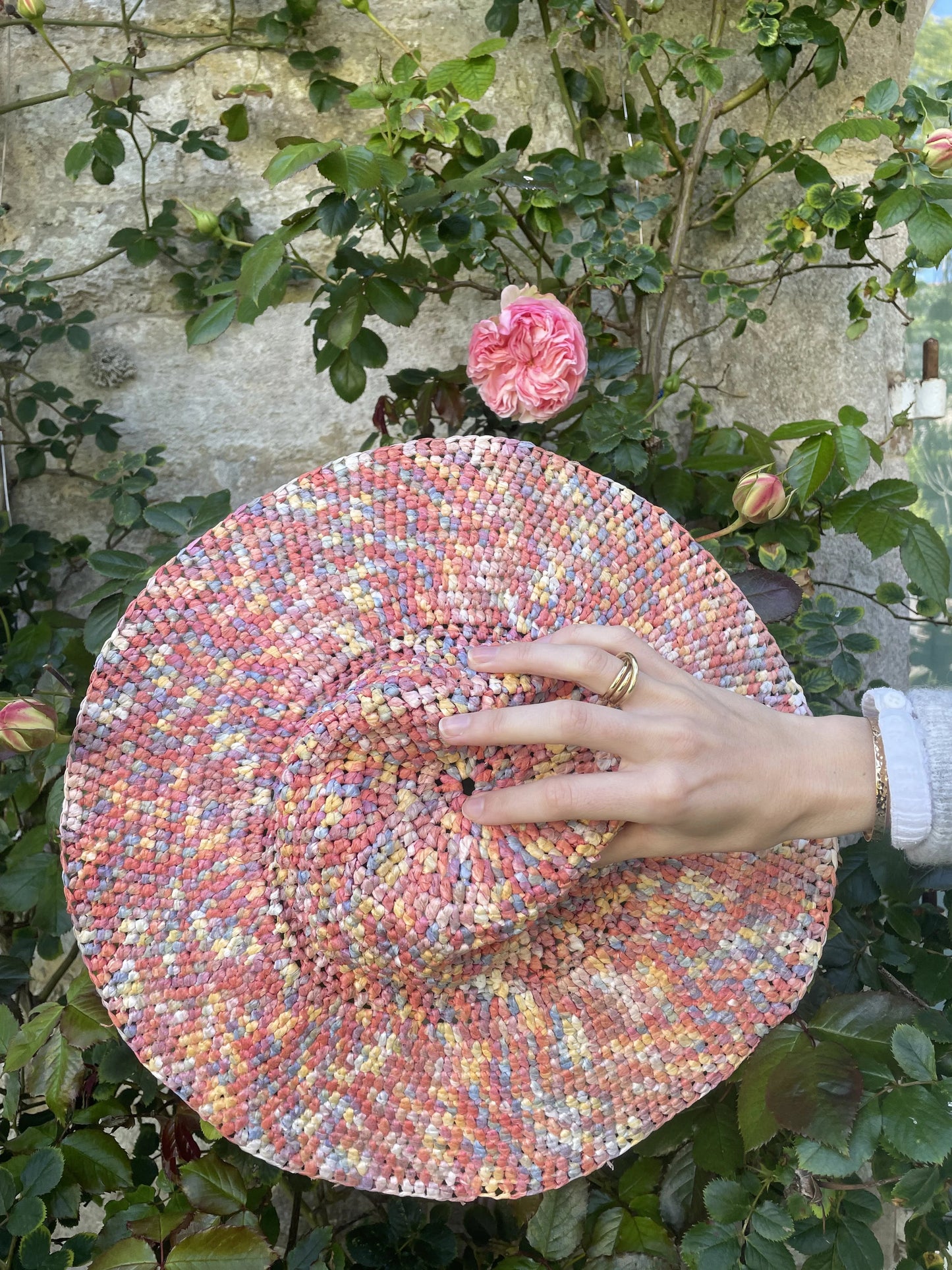 Patron gratuit - Chapeau en Raphia LilyWools - Amigurumis et Crochets