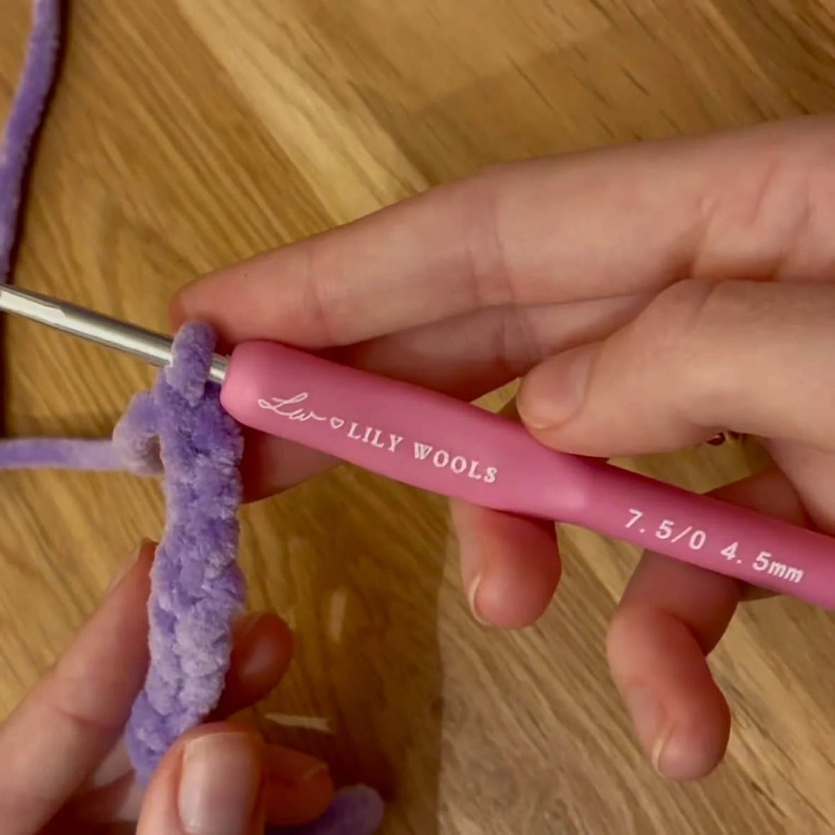 Crochet ergonomique LilyWools – Silicone – Tailles 2 mm à 6 mm LilyWools - Amigurumis et Crochets