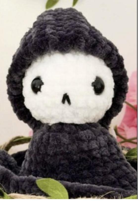 Faucheuse amigurumi au crochet en fil chenille, patron gratuit, décoration Halloween et porte-clés