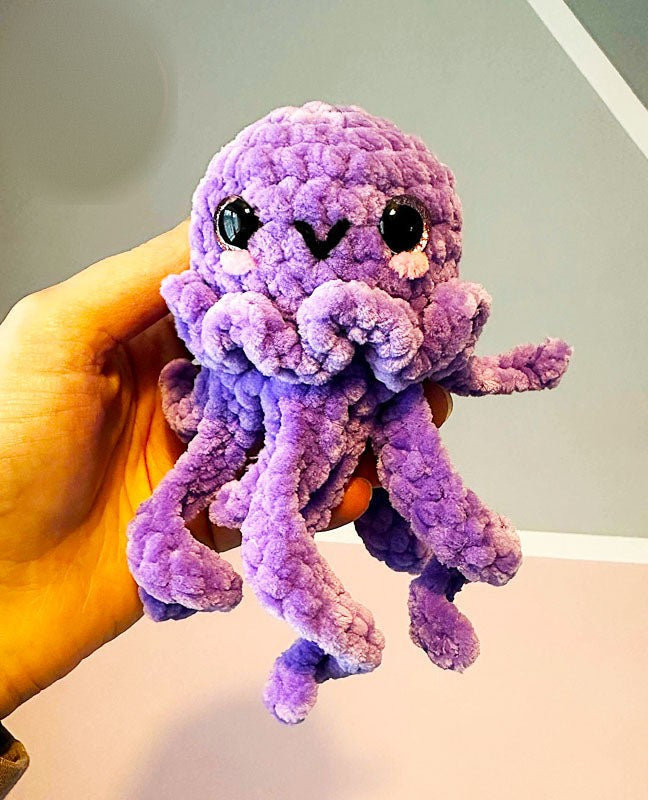 Méduse amigurumi au crochet en fil chenille, patron gratuit pour débutant