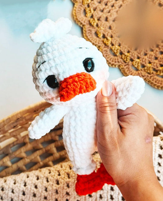 Patron gratuit canard blanc à grand bec au crochet en fil chenille, doudou amigurumi fait main